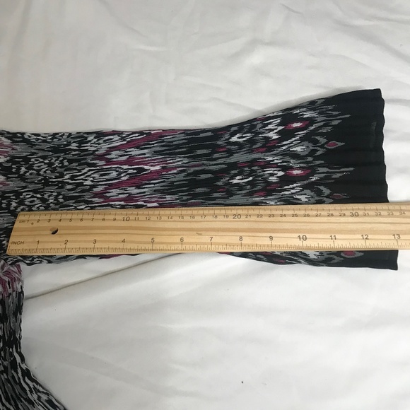 Larry Levine V-Neck Top • Long Sleeve • Pink Black Gray Ikat Print Stretchy - Picture 7 of 13